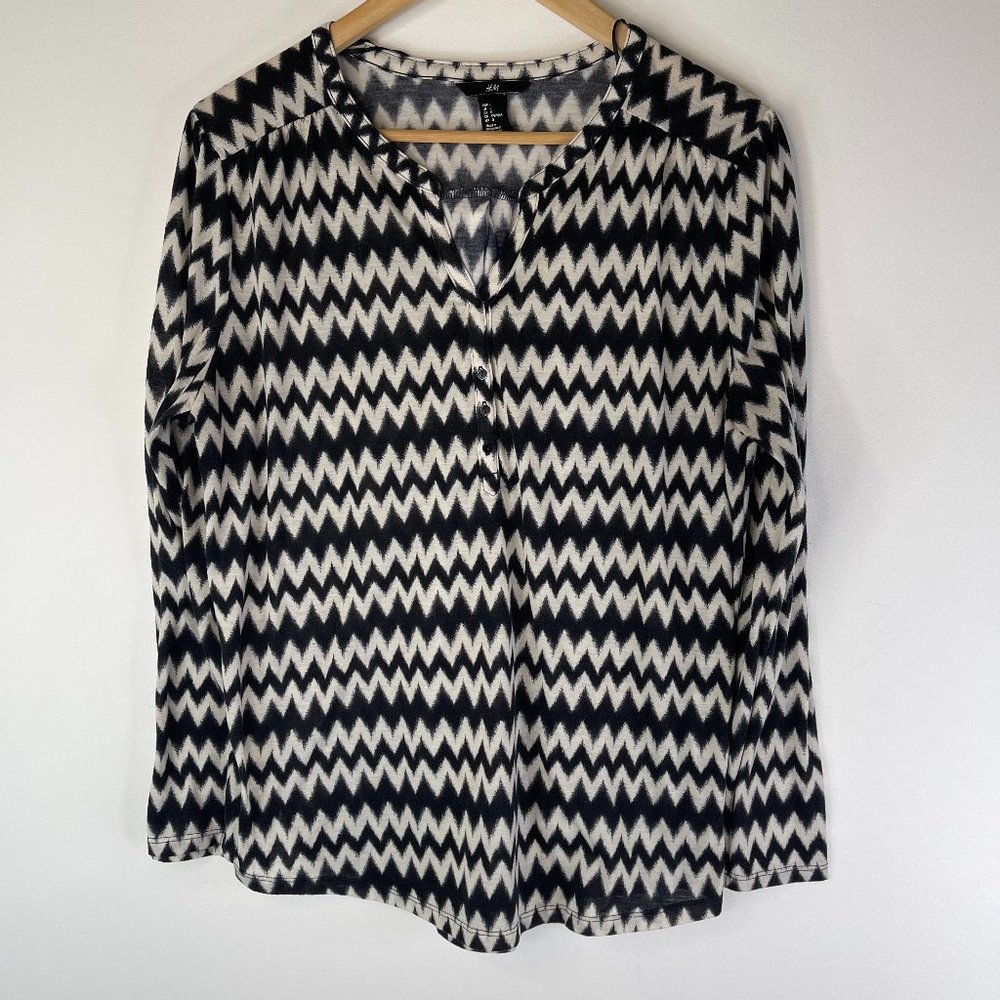 H&M Women Shirt High Low Black White Chevron Henley T Shirt Size L